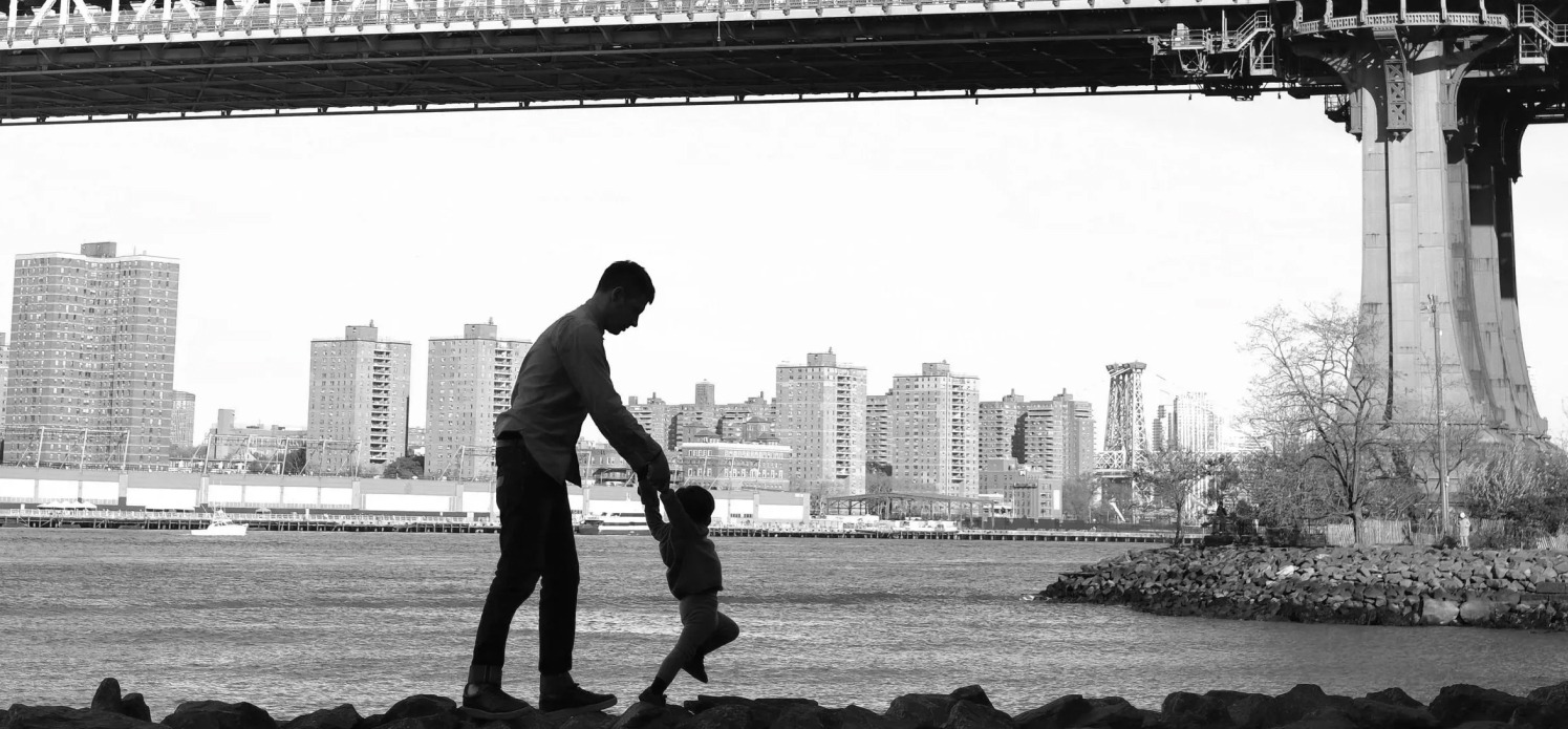 Jony with his son by the Manhattan Bridge